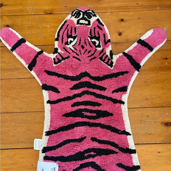 NWT Urban Outfitters Tiger Shape Tufted Bath Mat - Picture 6 of 14
